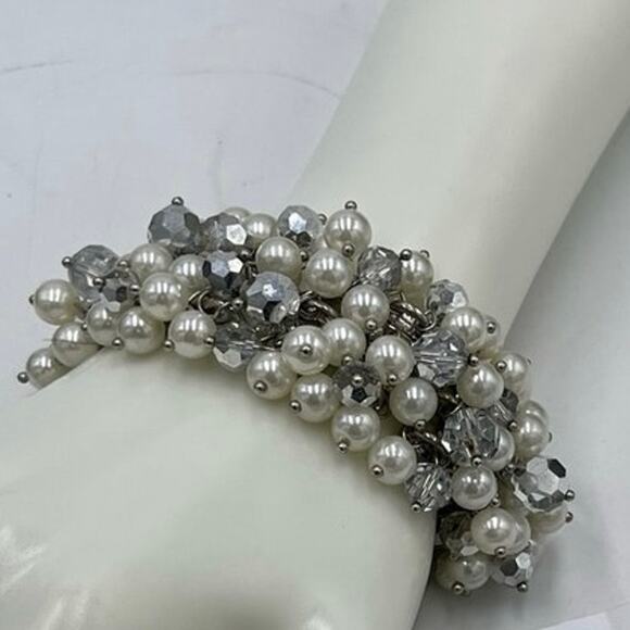 Womens Silver Tone Faux Pearl Silver Bead Cluster Cha Cha Dangle Bracelet - Picture 4 of 8